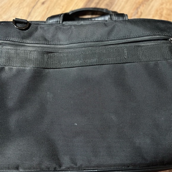 Kenneth Cole Reaction Laptop Case for up to 17" computers - Picture 12 of 15